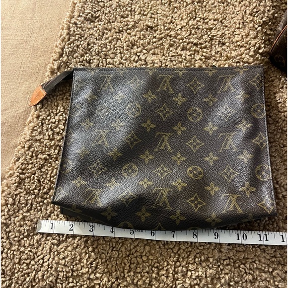 Authentic Louis Vuitton toiletry bag - Picture 11 of 13